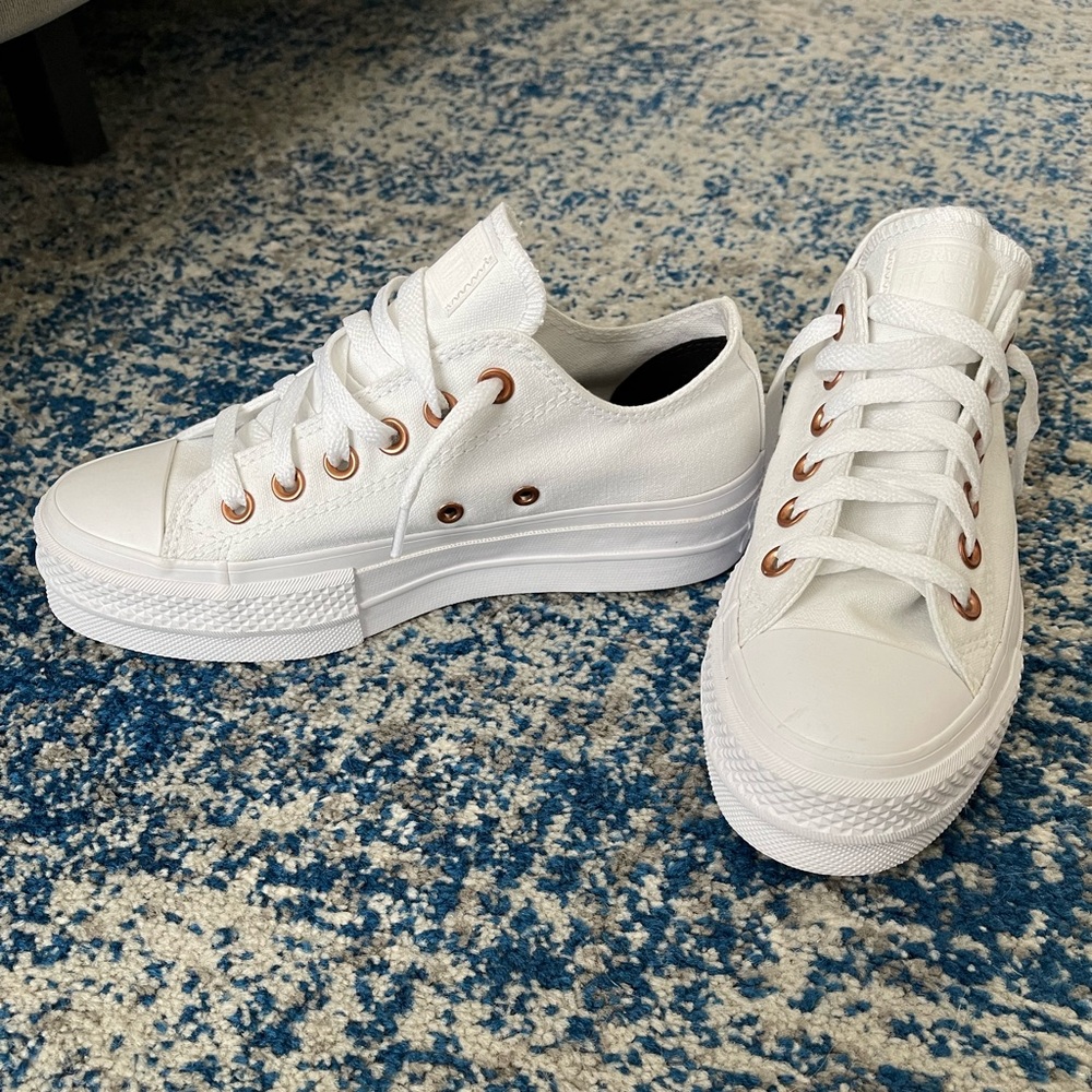 Womens Size 6 Converse. Never worn.
